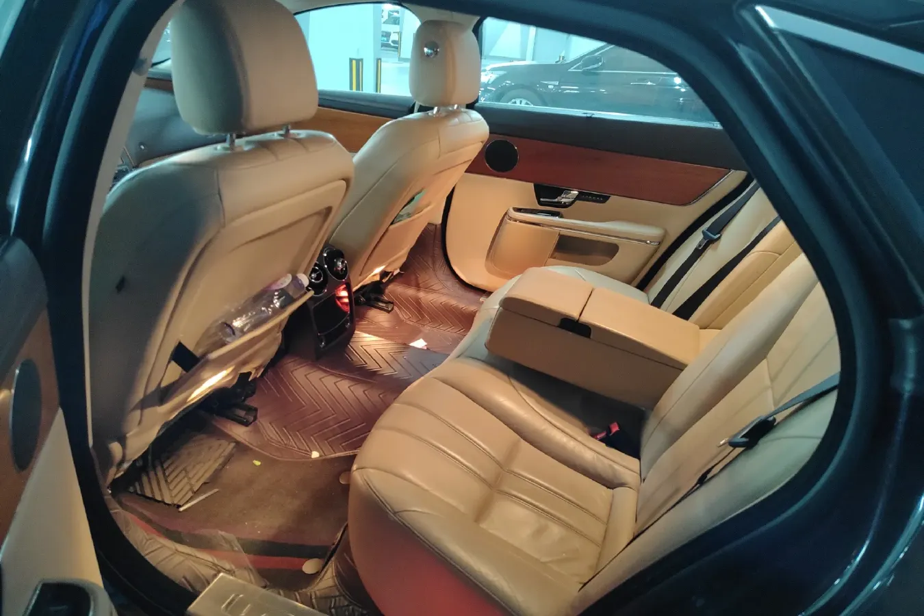 2013 Jaguar XJ 2.0T 240HP L4 8AT,autocango,china used car exporter,china ev exporter,chinese used car exporter,chinese used ev exporter