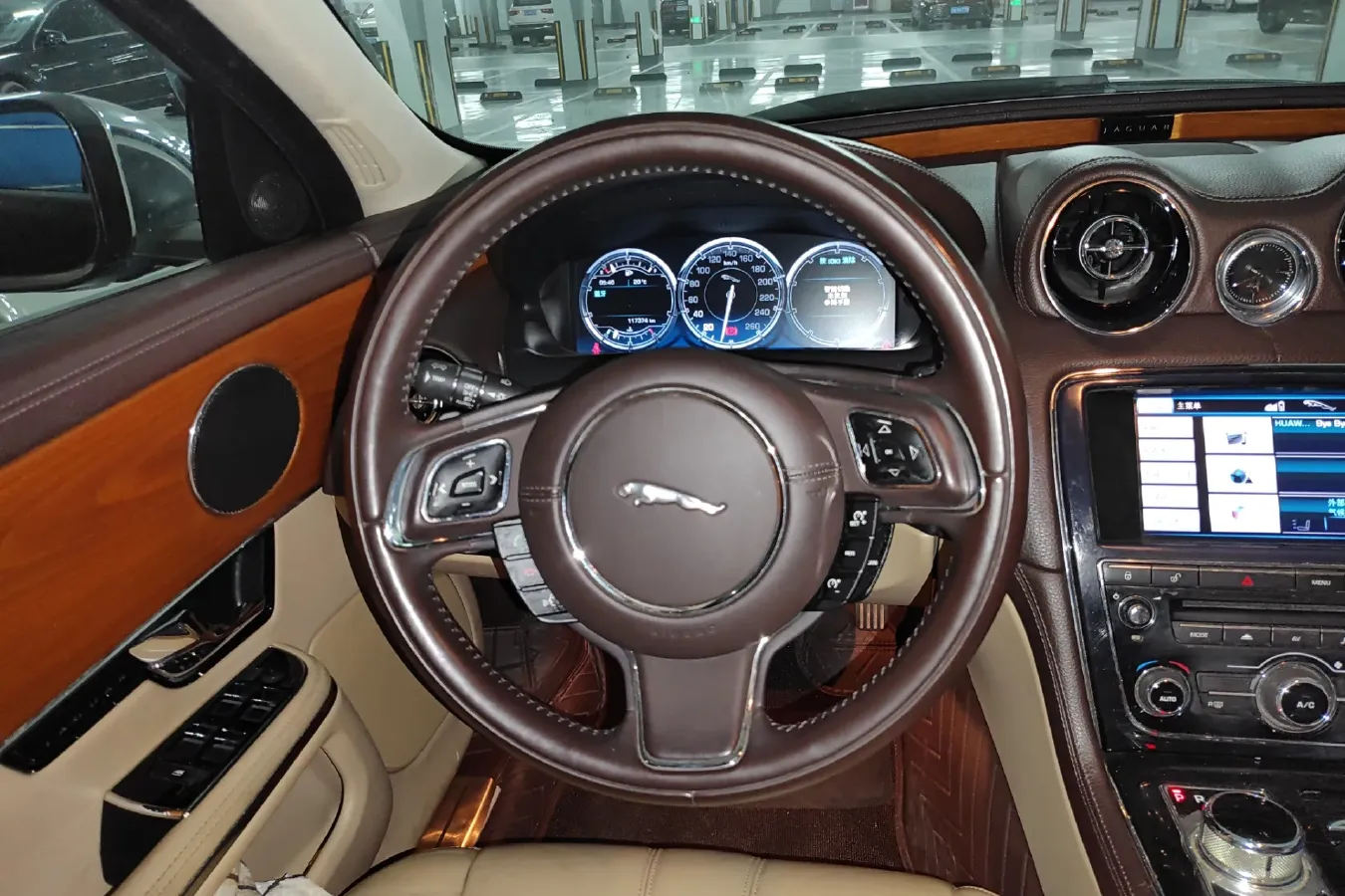 2013 Jaguar XJ 2.0T 240HP L4 8AT,autocango,china used car exporter,china ev exporter,chinese used car exporter,chinese used ev exporter