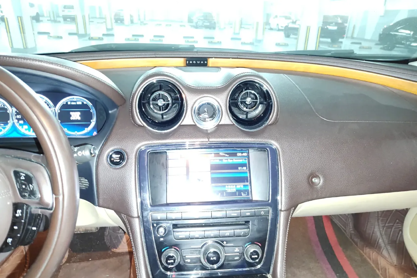 2013 Jaguar XJ 2.0T 240HP L4 8AT,autocango,china used car exporter,china ev exporter,chinese used car exporter,chinese used ev exporter