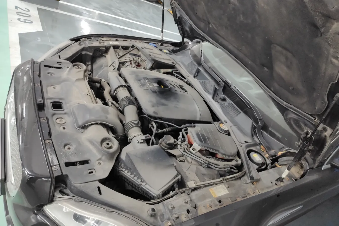 2013 Jaguar XJ 2.0T 240HP L4 8AT,autocango,china used car exporter,china ev exporter,chinese used car exporter,chinese used ev exporter