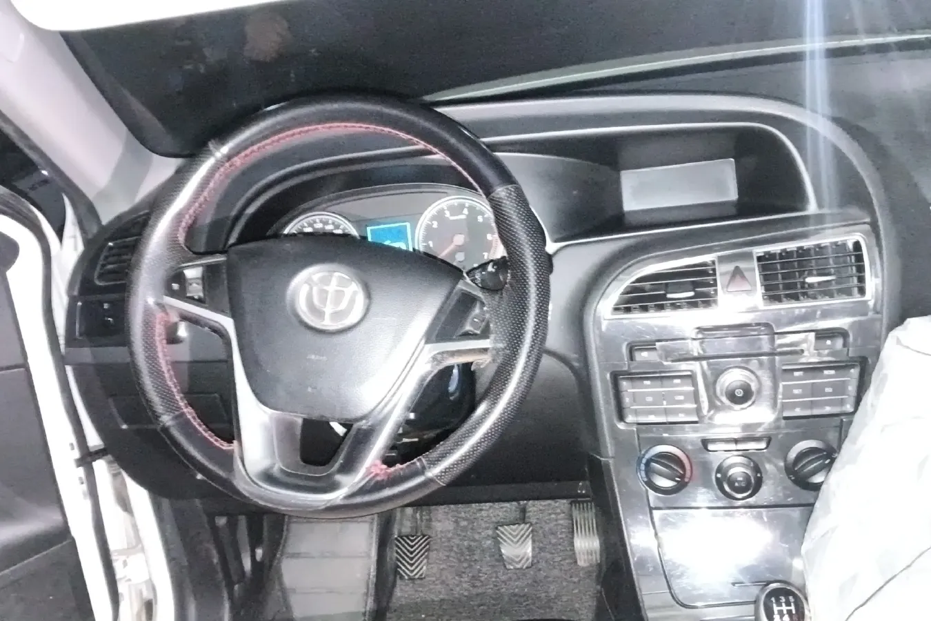 2012 Brilliance Auto V5 1.5T 136HP L4 5MT,autocango,china used car exporter,china ev exporter,chinese used car exporter,chinese used ev exporter