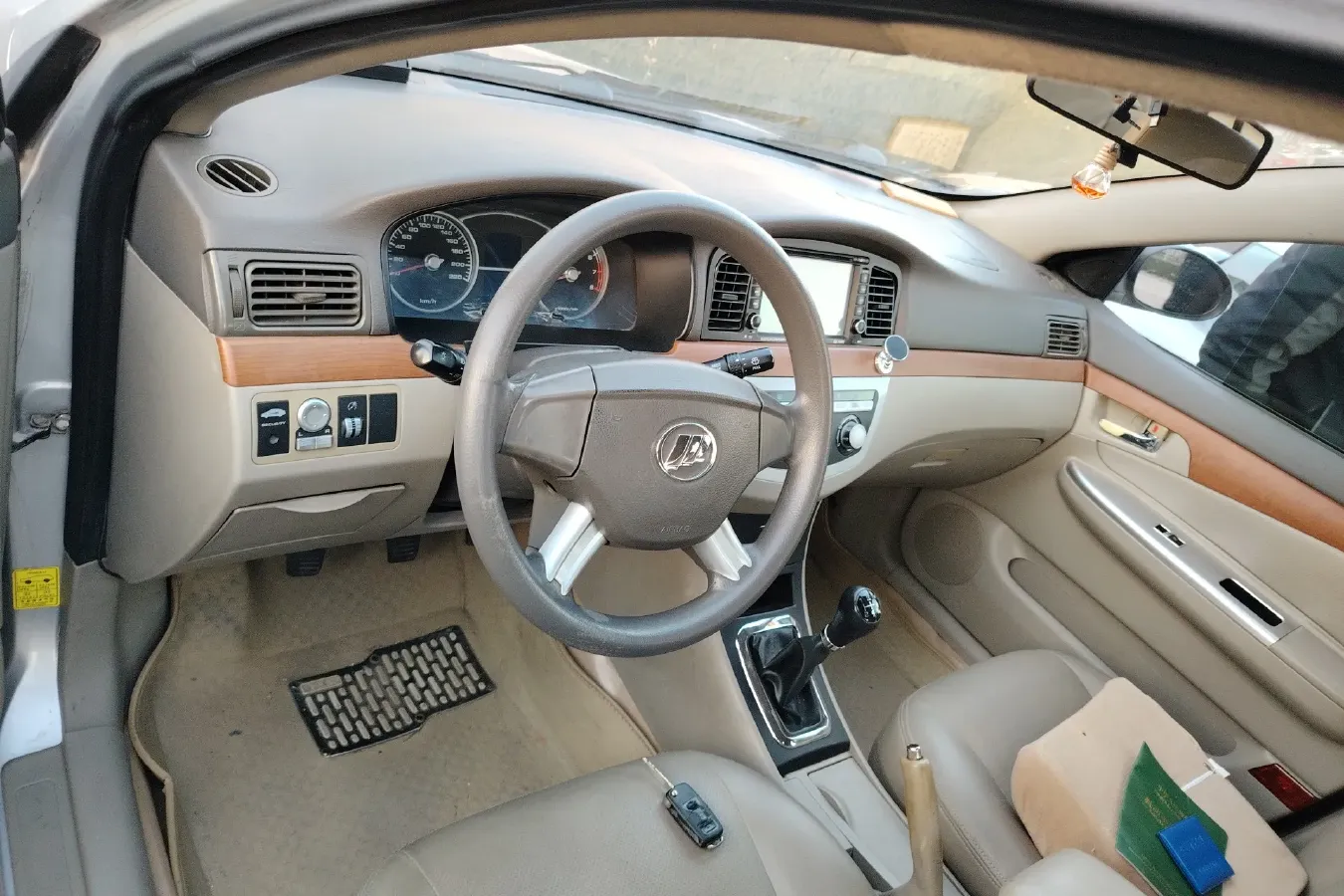 2010 LiFan 620 1.5L 94HP L4 5MT,autocango,china used car exporter,china ev exporter,chinese used car exporter,chinese used ev exporter