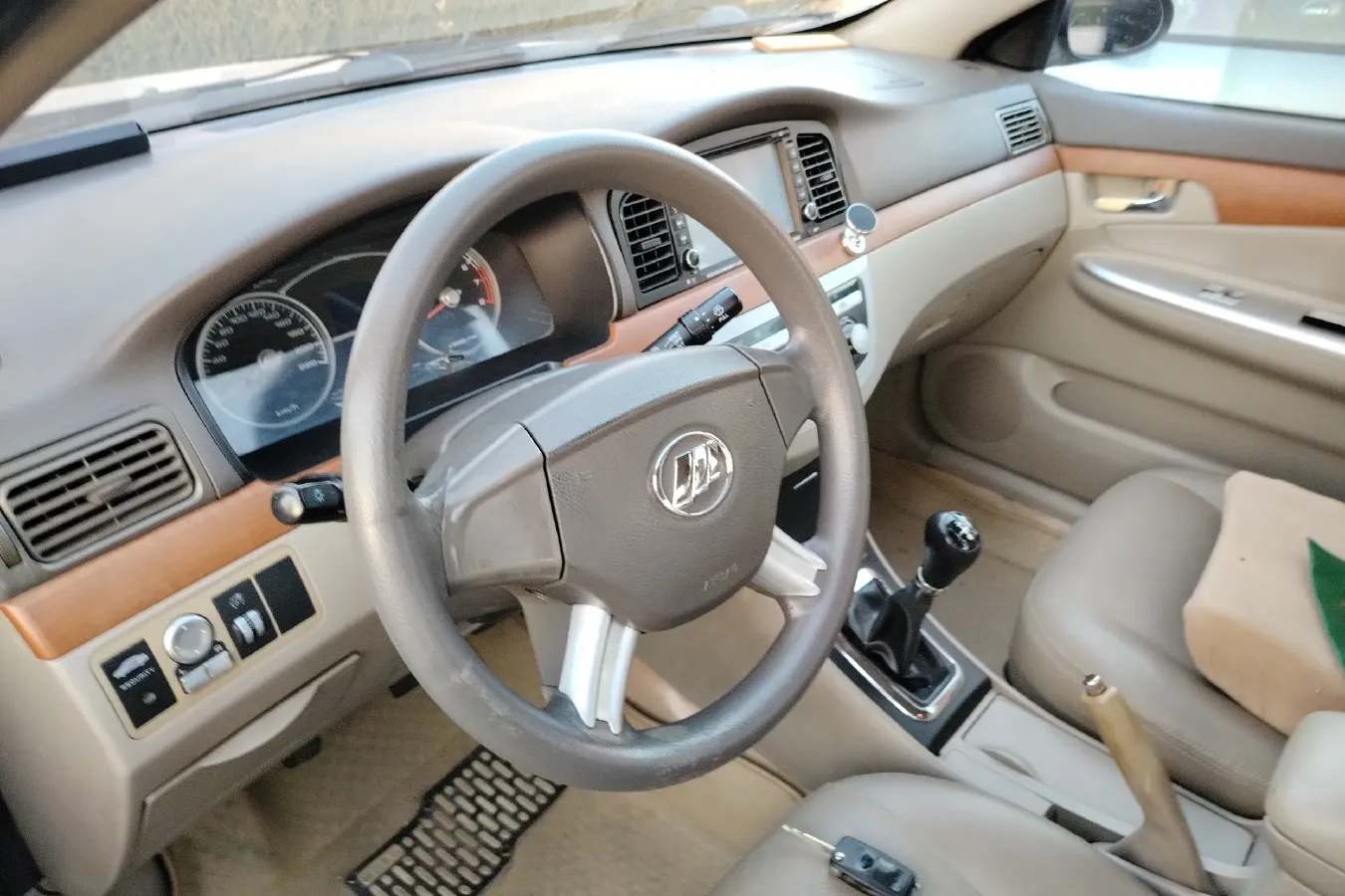 2010 LiFan 620 1.5L 94HP L4 5MT,autocango,china used car exporter,china ev exporter,chinese used car exporter,chinese used ev exporter