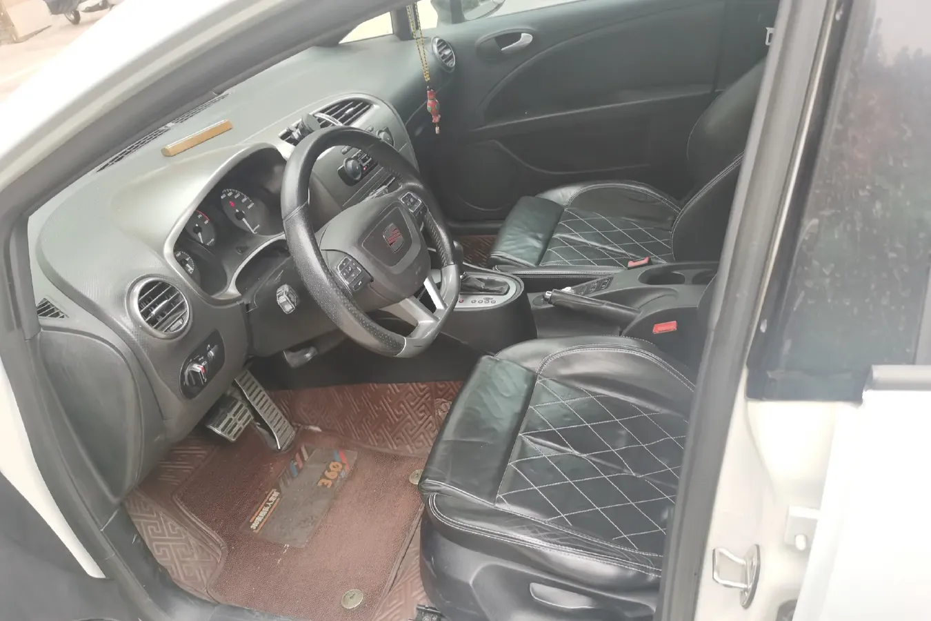 2012 Seat Leon 2.0T 211HP L4 6DCT,autocango,china used car exporter,china ev exporter,chinese used car exporter,chinese used ev exporter