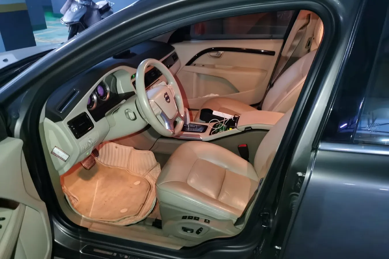 2010 Volvo S80L 2.5T 200HP L5 6AT,autocango,china used car exporter,china ev exporter,chinese used car exporter,chinese used ev exporter