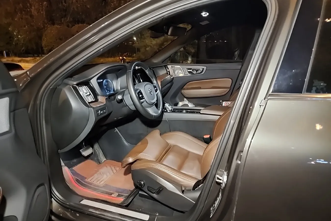 2021 Volvo XC60 2.0T 303HP L4 8AT PHEV 11.6KWH,autocango,china used car exporter,china ev exporter,chinese used car exporter,chinese used ev exporter