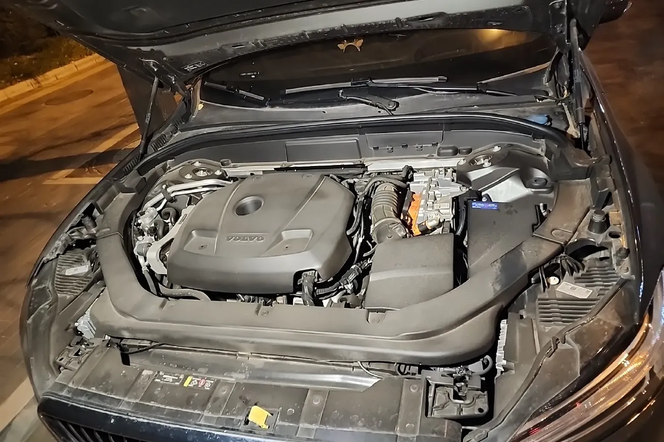 2021 Volvo XC60 2.0T 303HP L4 8AT PHEV 11.6KWH,autocango,china used car exporter,china ev exporter,chinese used car exporter,chinese used ev exporter