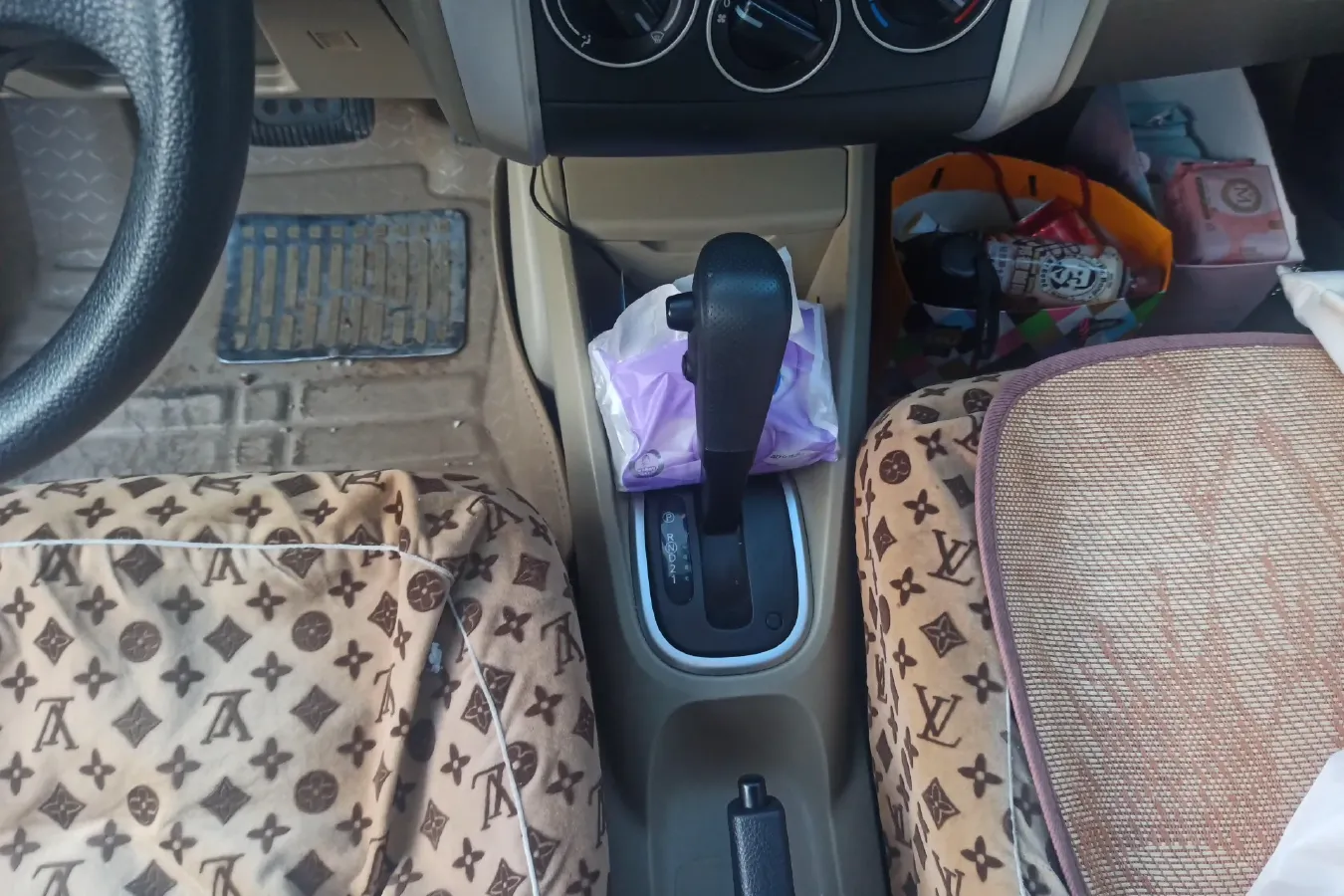 2013 Venucia R50 1.6L 117HP L4 4AT,autocango,china used car exporter,china ev exporter,chinese used car exporter,chinese used ev exporter