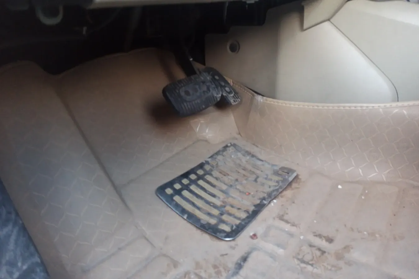 2013 Venucia R50 1.6L 117HP L4 4AT,autocango,china used car exporter,china ev exporter,chinese used car exporter,chinese used ev exporter