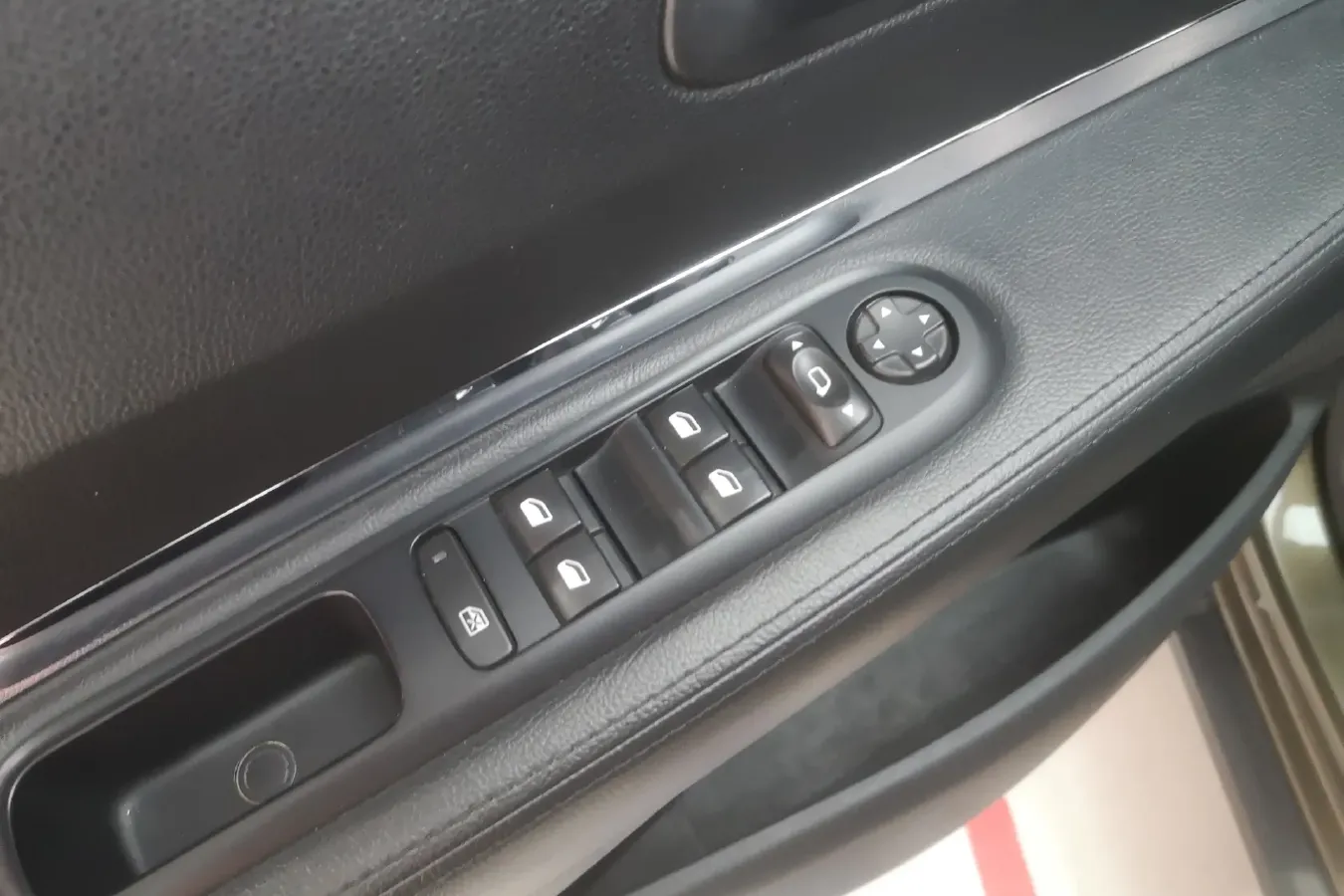 2016 Peugeot 3008 2.0L 147HP L4 6AT,autocango,china used car exporter,china ev exporter,chinese used car exporter,chinese used ev exporter