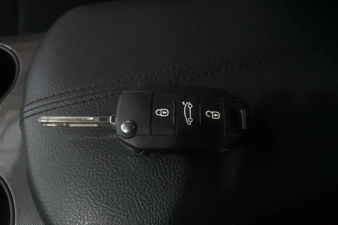 2016 Peugeot 3008 2.0L 147HP L4 6AT,autocango,china used car exporter,china ev exporter,chinese used car exporter,chinese used ev exporter