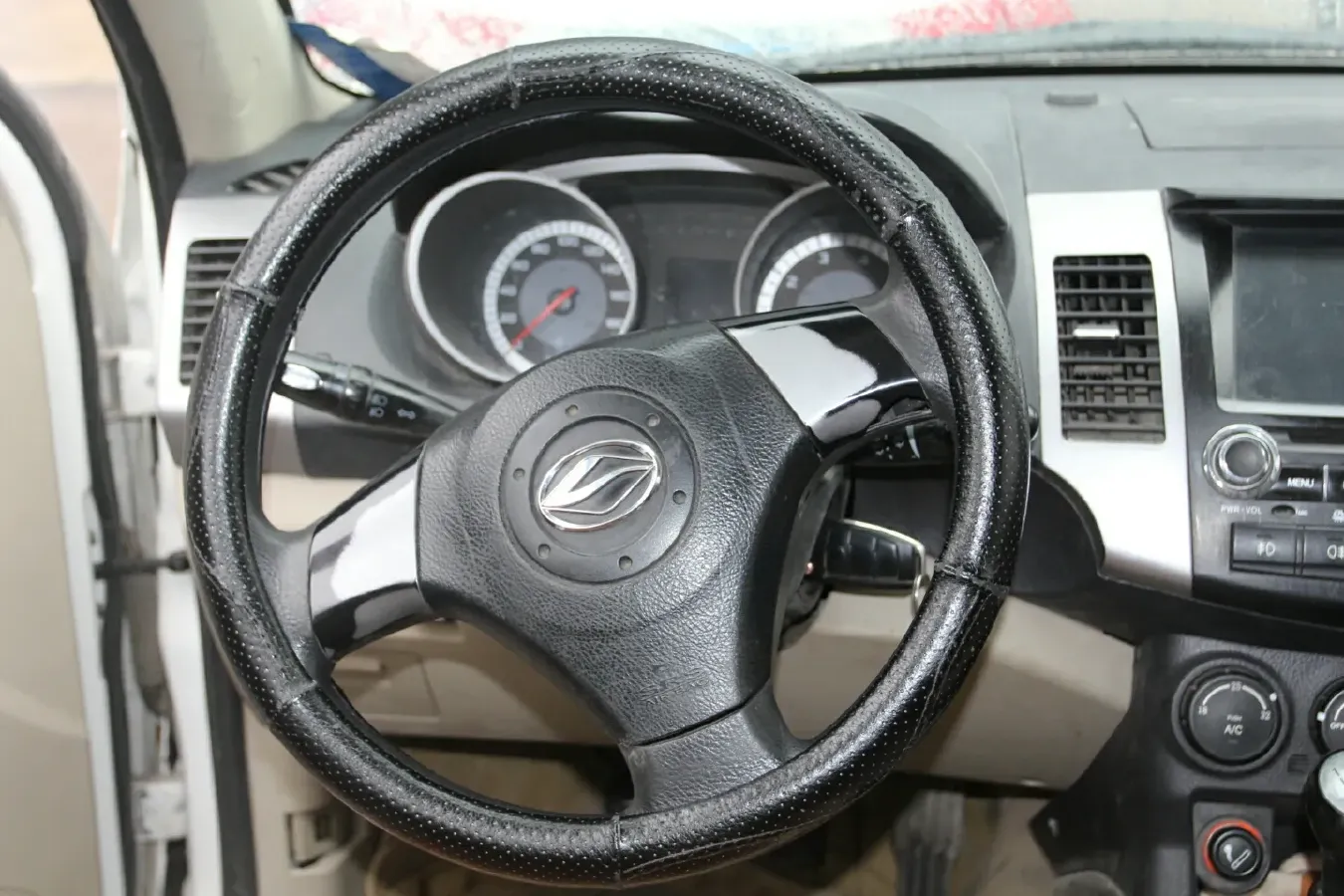 2012 Landwind X8 2.0L 133HP L4 5MT,autocango,china used car exporter,china ev exporter,chinese used car exporter,chinese used ev exporter