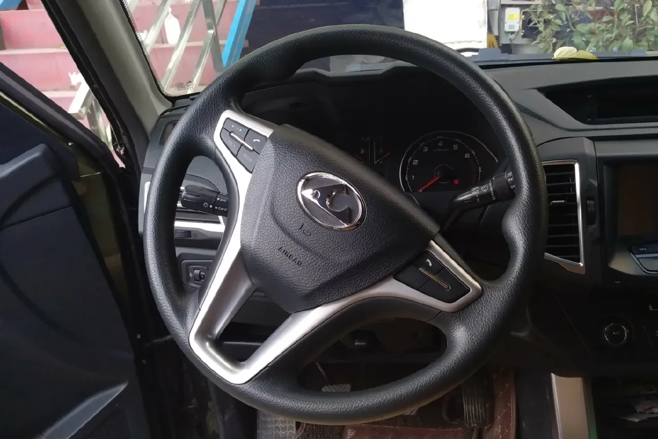 2016 Leopaard Q6 2.4L 147HP L4 5MT,autocango,china used car exporter,china ev exporter,chinese used car exporter,chinese used ev exporter