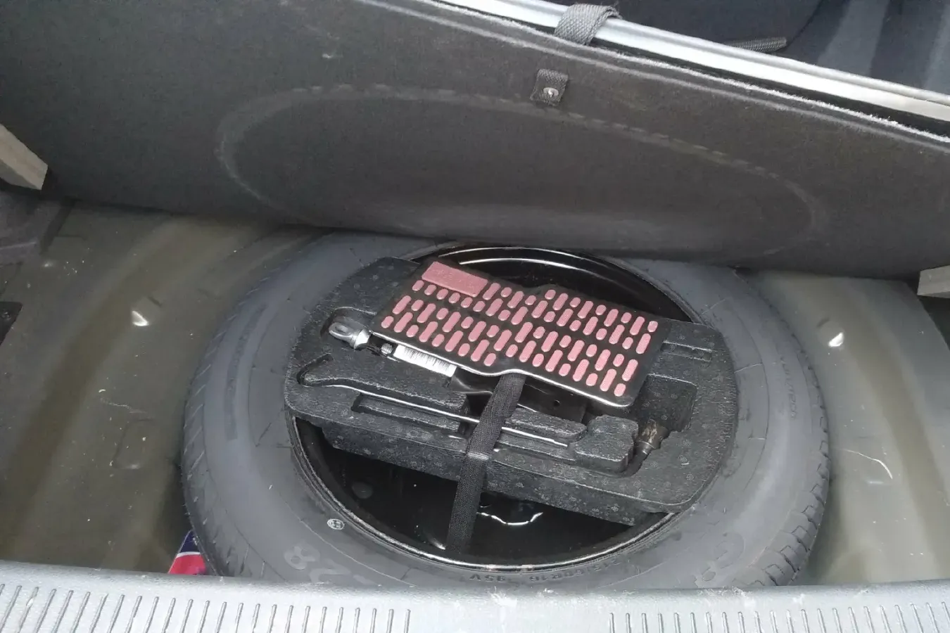 2015 Geely EC8 2.0L 141HP L4 5MT,autocango,china used car exporter,china ev exporter,chinese used car exporter,chinese used ev exporter