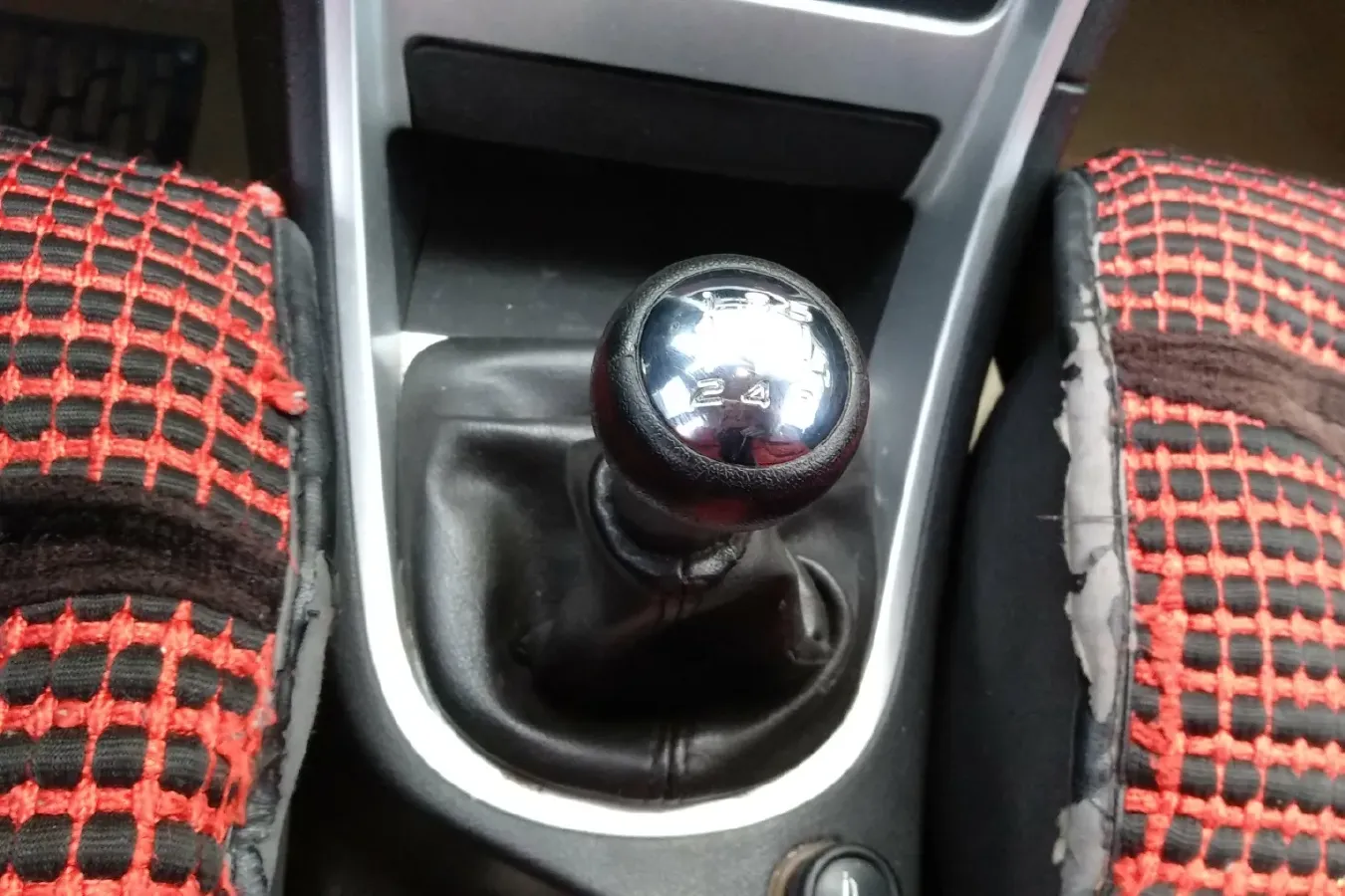 2010 Peugeot 307 1.6L 106HP L4 5MT,autocango,china used car exporter,china ev exporter,chinese used car exporter,chinese used ev exporter