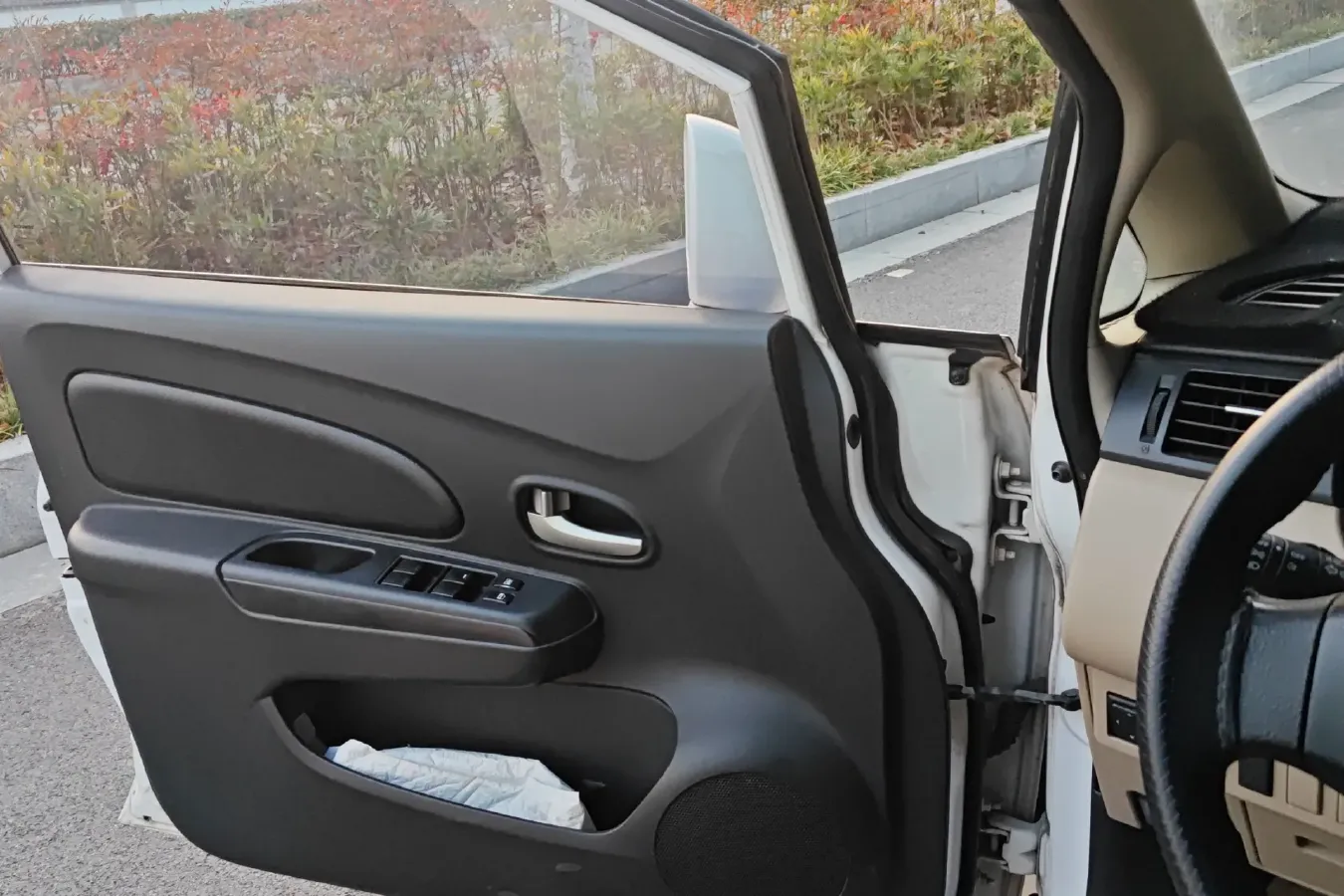 2013 Venucia R50 1.6L 117HP L4 5MT,autocango,china used car exporter,china ev exporter,chinese used car exporter,chinese used ev exporter