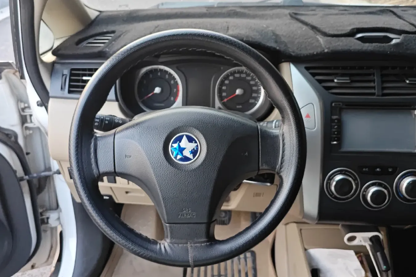 2013 Venucia R50 1.6L 117HP L4 5MT,autocango,china used car exporter,china ev exporter,chinese used car exporter,chinese used ev exporter