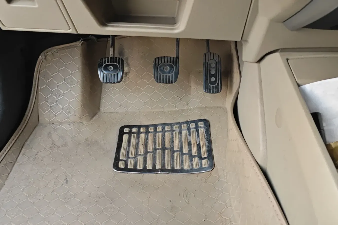 2013 Venucia R50 1.6L 117HP L4 5MT,autocango,china used car exporter,china ev exporter,chinese used car exporter,chinese used ev exporter