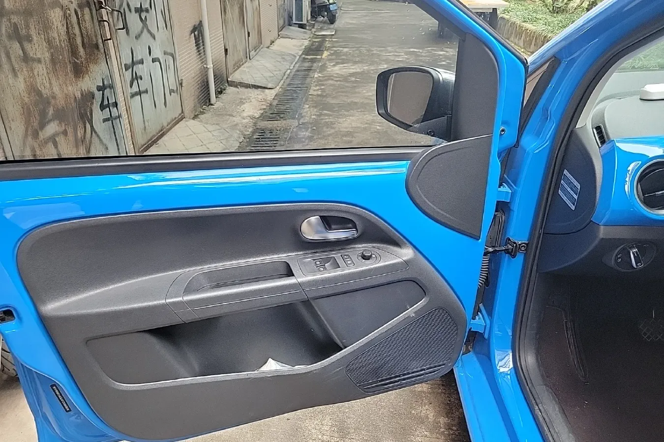 2015 Volkswagen up! 1.0L 75HP L3 5AMT,autocango,china used car exporter,china ev exporter,chinese used car exporter,chinese used ev exporter