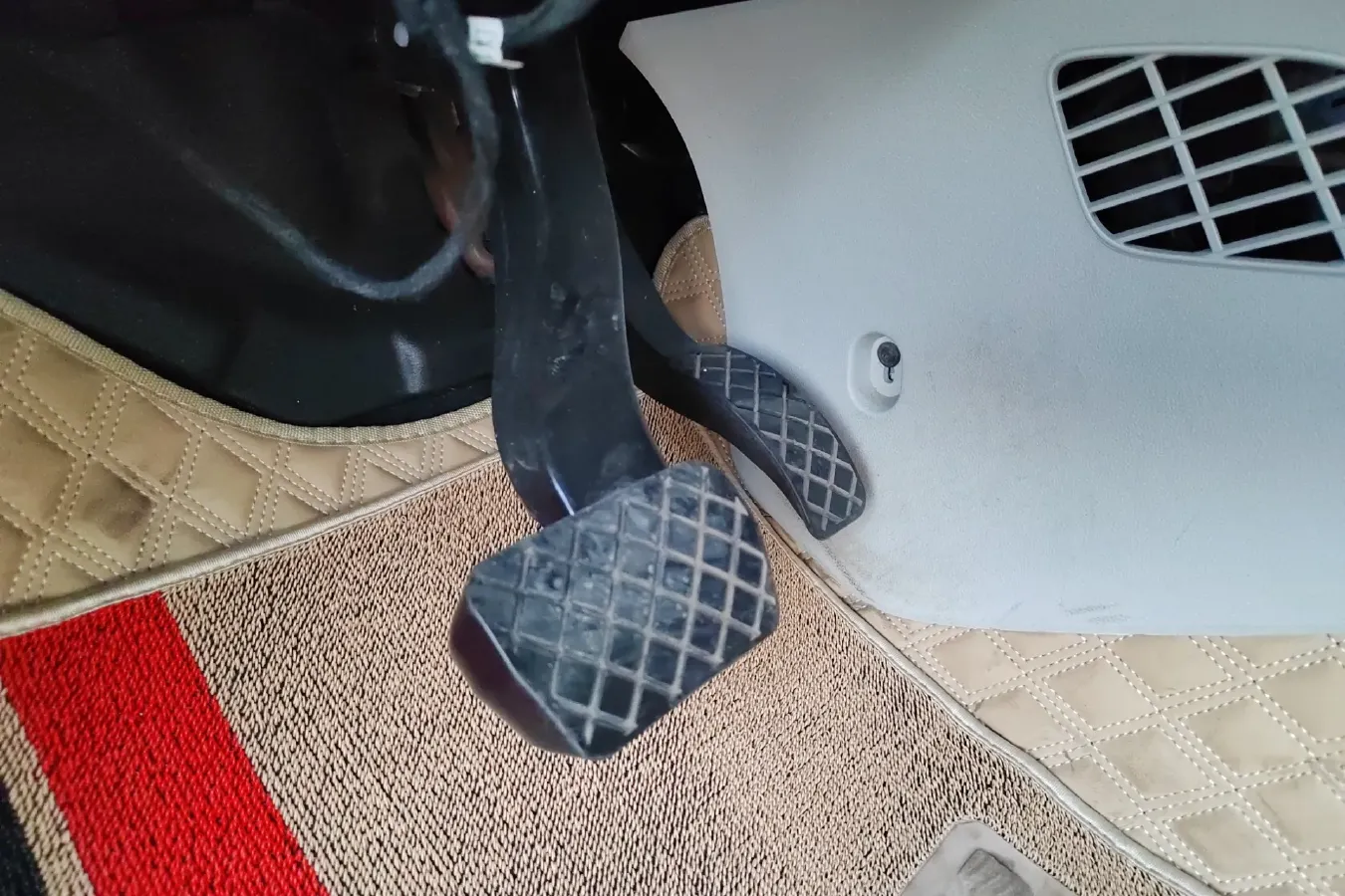 2015 Volkswagen up! 1.0L 75HP L3 5AMT,autocango,china used car exporter,china ev exporter,chinese used car exporter,chinese used ev exporter