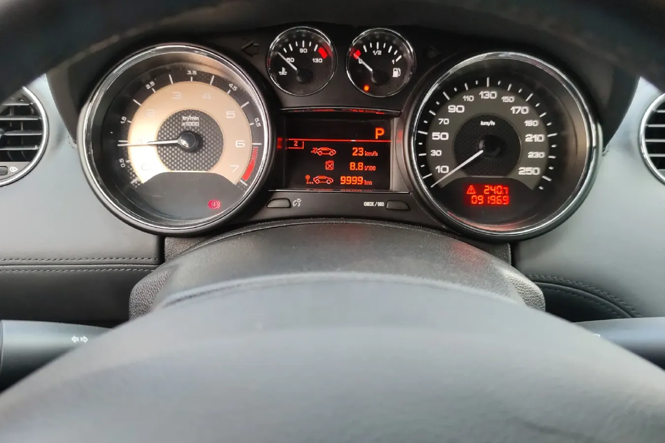 2011 Peugeot RCZ 1.6T 156HP L4 6AT,autocango,china used car exporter,china ev exporter,chinese used car exporter,chinese used ev exporter