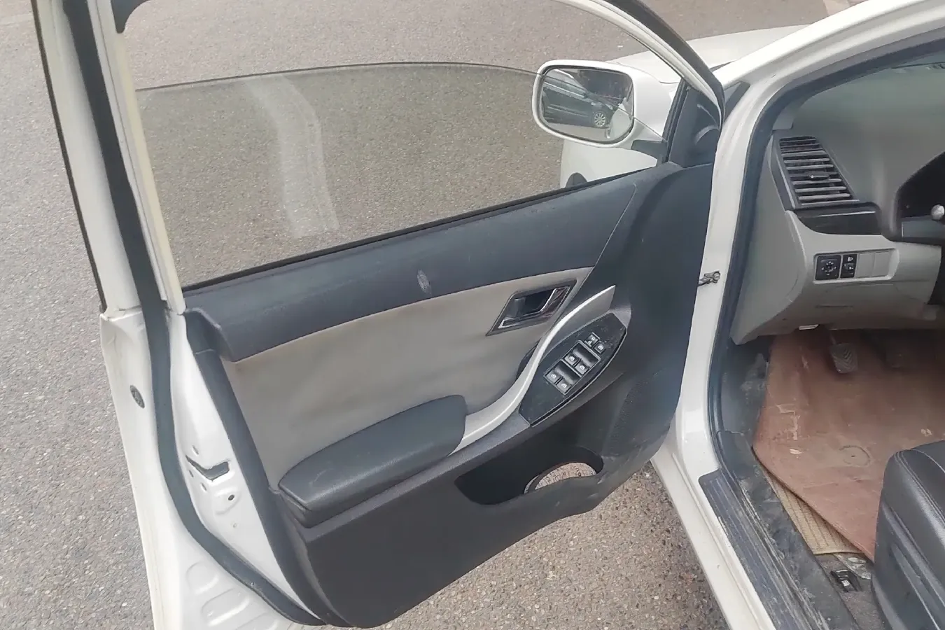 2013 Zotye Z300 1.5L 113HP L4 5MT,autocango,china used car exporter,china ev exporter,chinese used car exporter,chinese used ev exporter