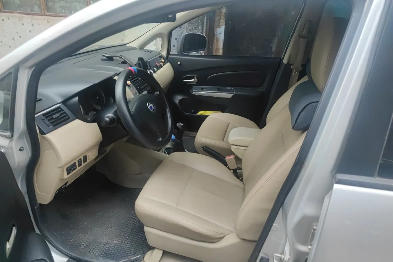 2013 Venucia R50 1.6L 117HP L4 5MT,autocango,china used car exporter,china ev exporter,chinese used car exporter,chinese used ev exporter