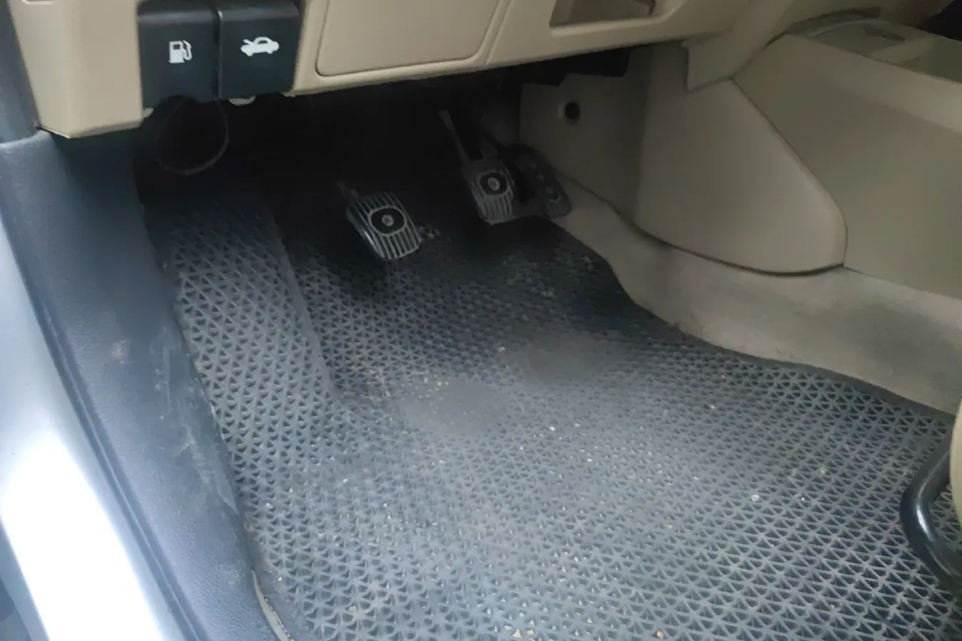 2013 Venucia R50 1.6L 117HP L4 5MT,autocango,china used car exporter,china ev exporter,chinese used car exporter,chinese used ev exporter