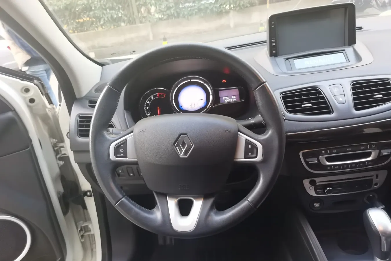 2013 Renault  Fluence 2.0L 137HP L4 CVT,autocango,china used car exporter,china ev exporter,chinese used car exporter,chinese used ev exporter