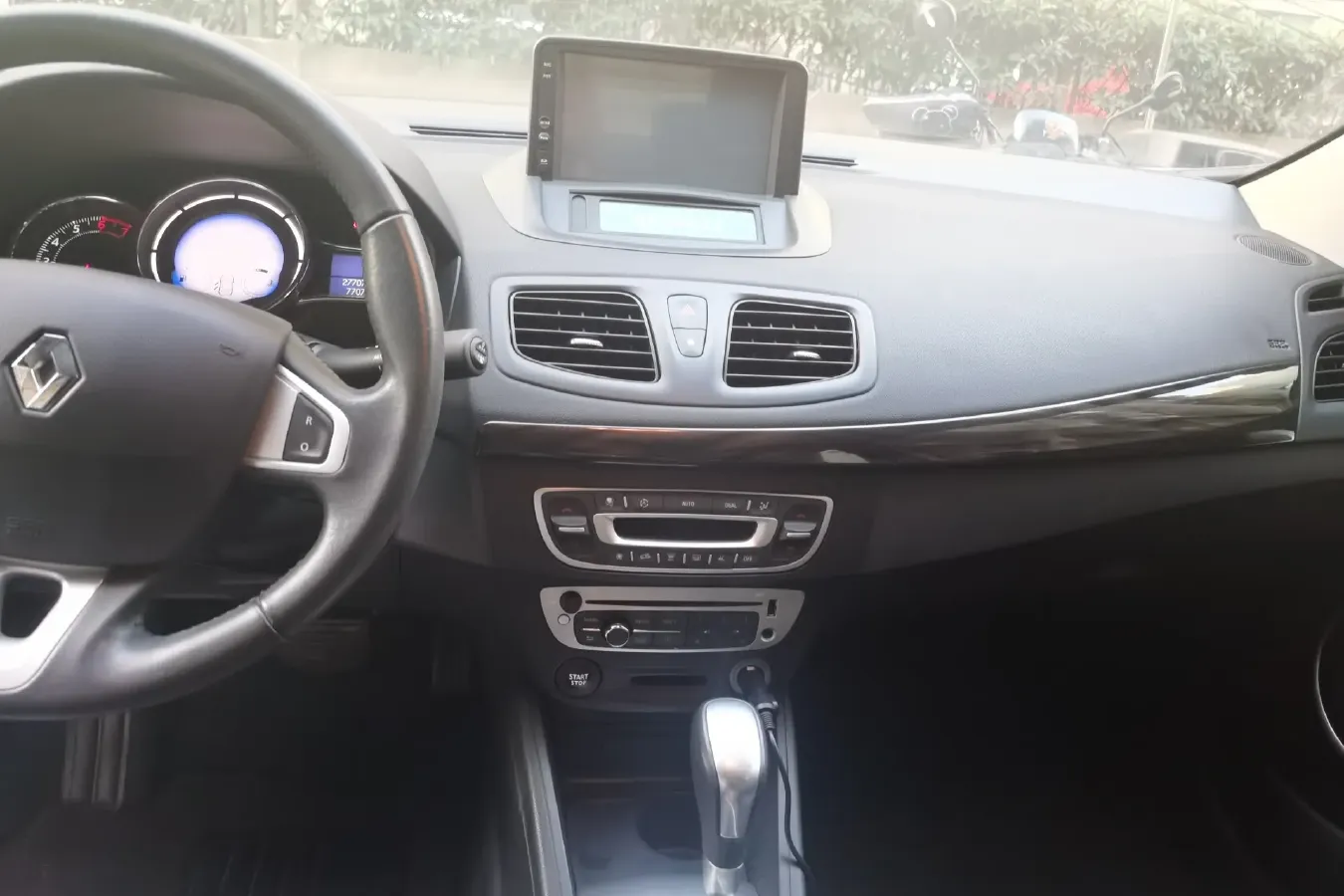 2013 Renault  Fluence 2.0L 137HP L4 CVT,autocango,china used car exporter,china ev exporter,chinese used car exporter,chinese used ev exporter