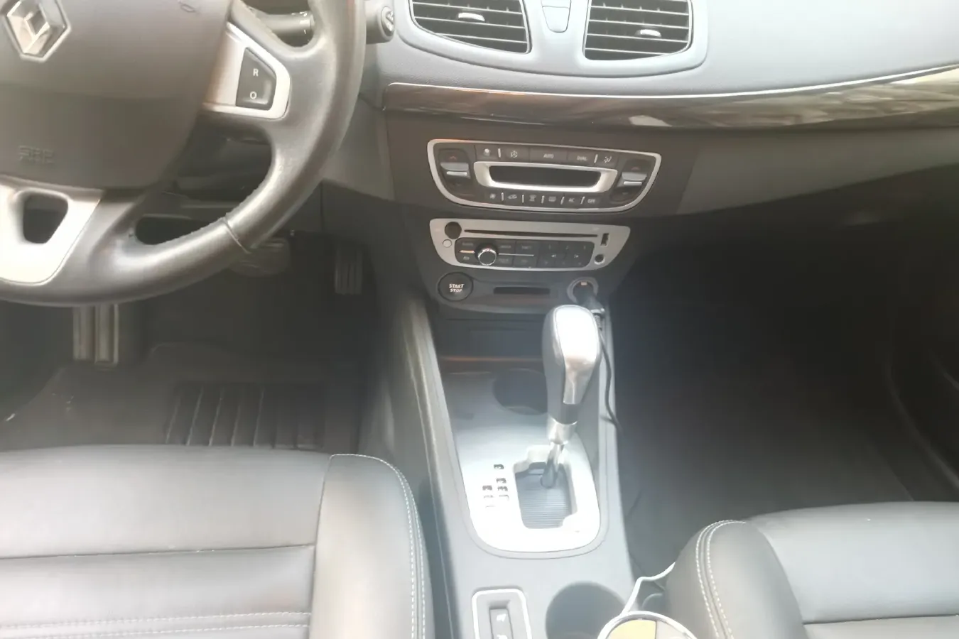 2013 Renault  Fluence 2.0L 137HP L4 CVT,autocango,china used car exporter,china ev exporter,chinese used car exporter,chinese used ev exporter