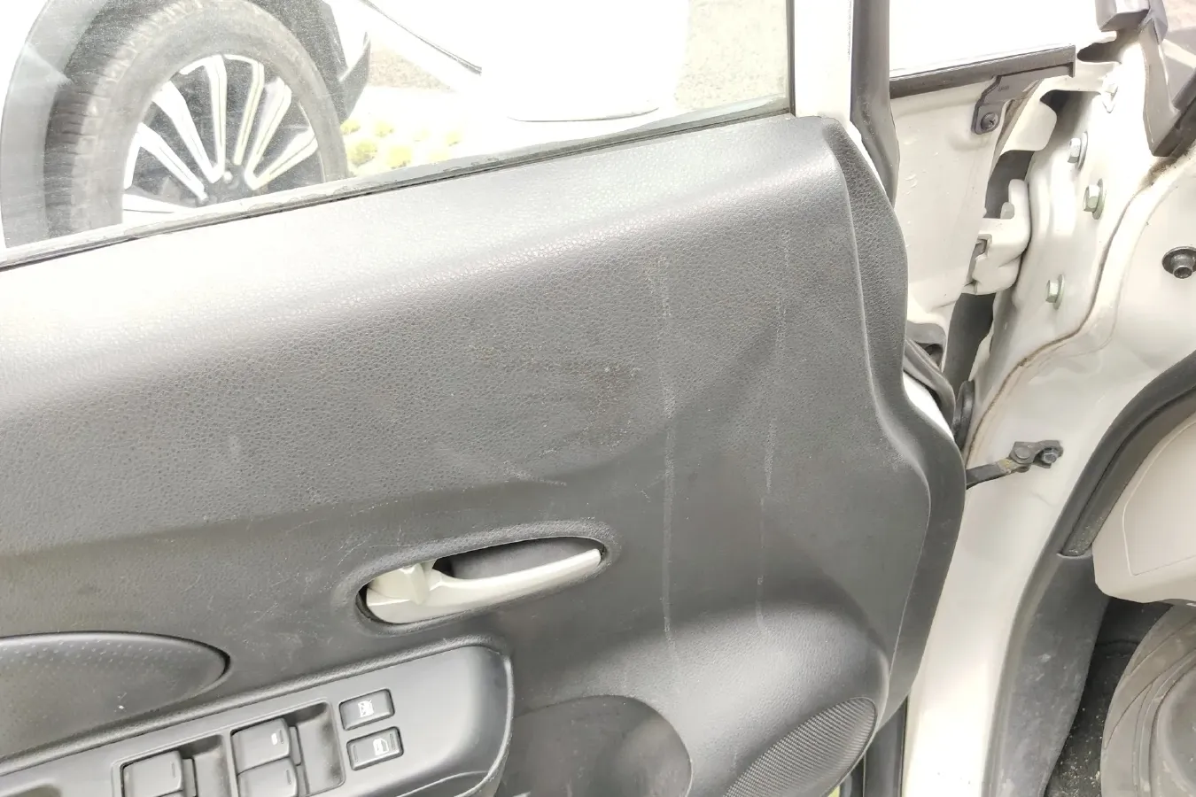 2015 Venucia R50 1.6L 117HP L4 5MT,autocango,china used car exporter,china ev exporter,chinese used car exporter,chinese used ev exporter