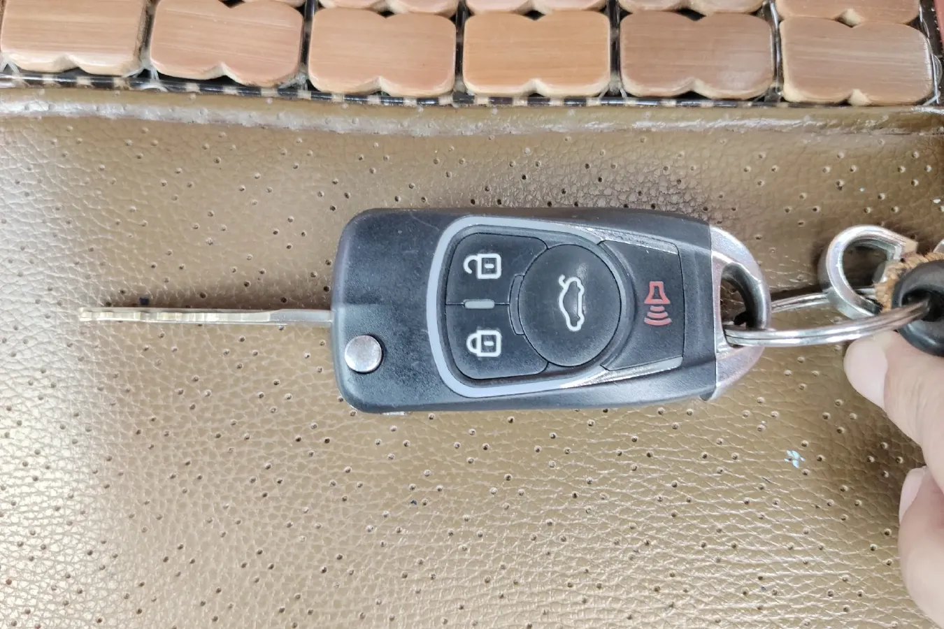 2015 Venucia R50 1.6L 117HP L4 5MT,autocango,china used car exporter,china ev exporter,chinese used car exporter,chinese used ev exporter