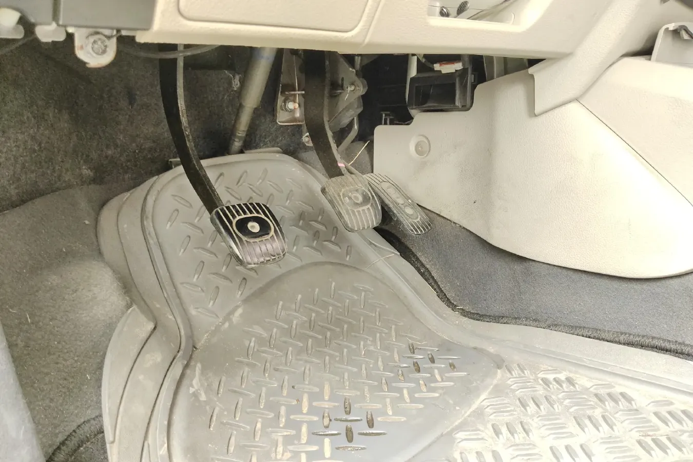 2015 Venucia R50 1.6L 117HP L4 5MT,autocango,china used car exporter,china ev exporter,chinese used car exporter,chinese used ev exporter