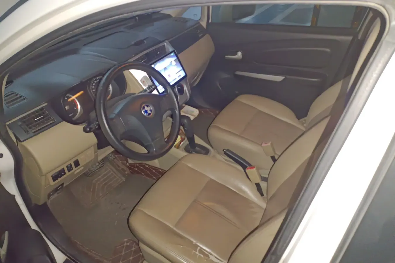 2013 Venucia R50 1.6L 117HP L4 4AT,autocango,china used car exporter,china ev exporter,chinese used car exporter,chinese used ev exporter