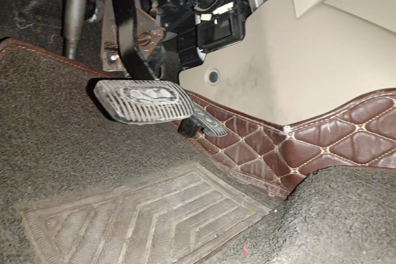 2013 Venucia R50 1.6L 117HP L4 4AT,autocango,china used car exporter,china ev exporter,chinese used car exporter,chinese used ev exporter