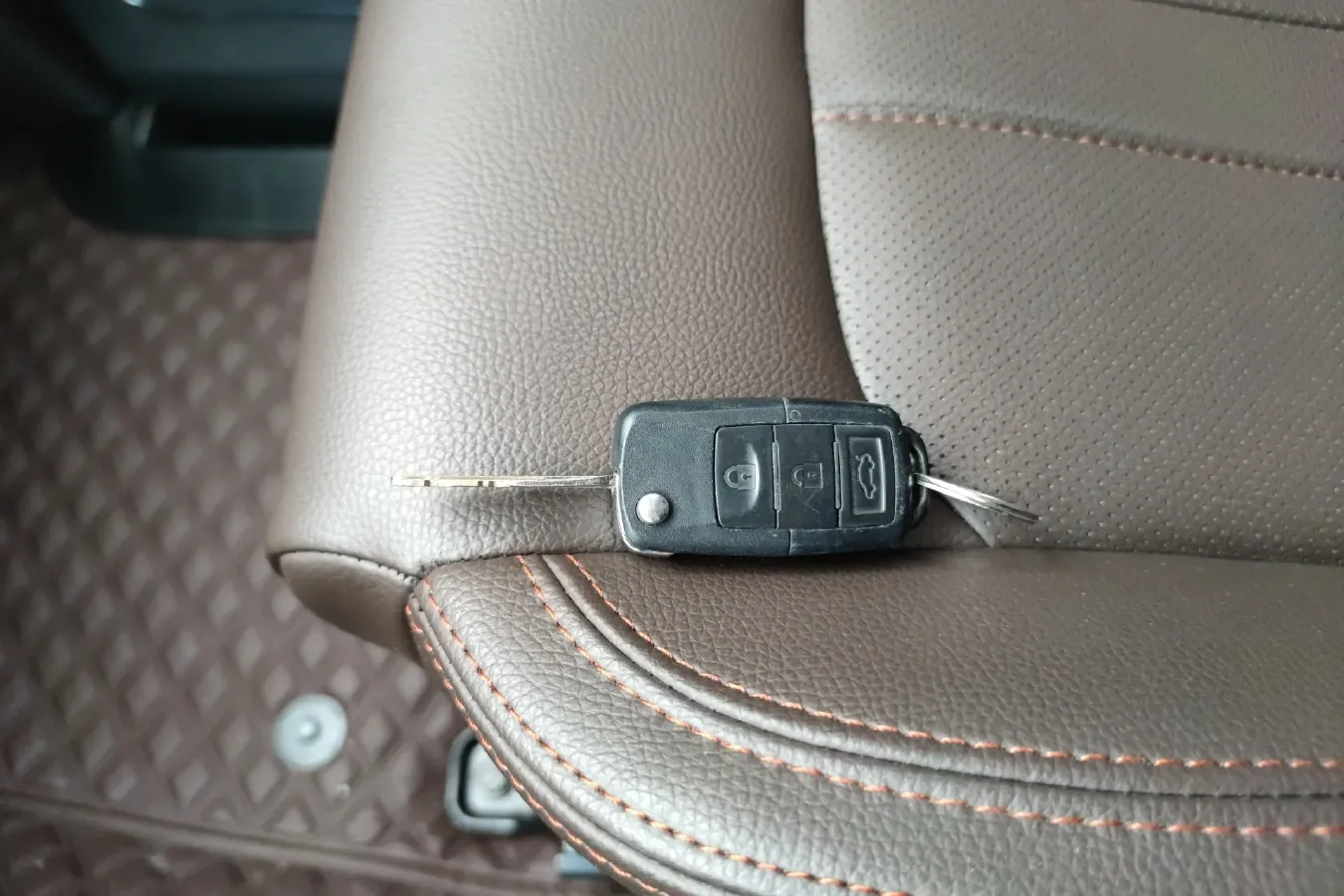 2021 DongFeng Forthing LingZhi Plus 2.0L 133HP L4 6MT,autocango,china used car exporter,china ev exporter,chinese used car exporter,chinese used ev exporter