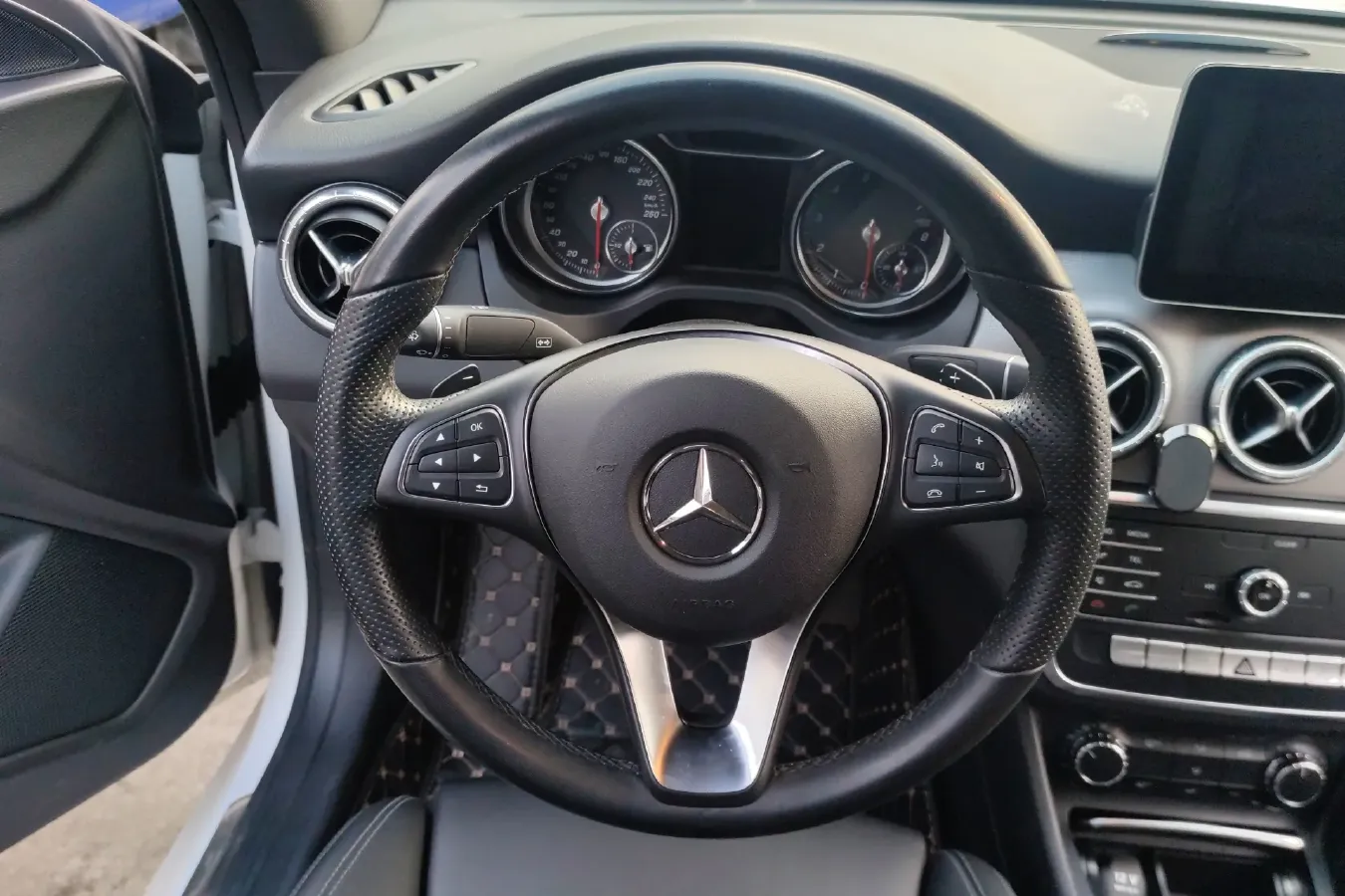 2019 Mercedes-Benz CLA Class 1.6T 156HP L4 7DCT,autocango,china used car exporter,china ev exporter,chinese used car exporter,chinese used ev exporter