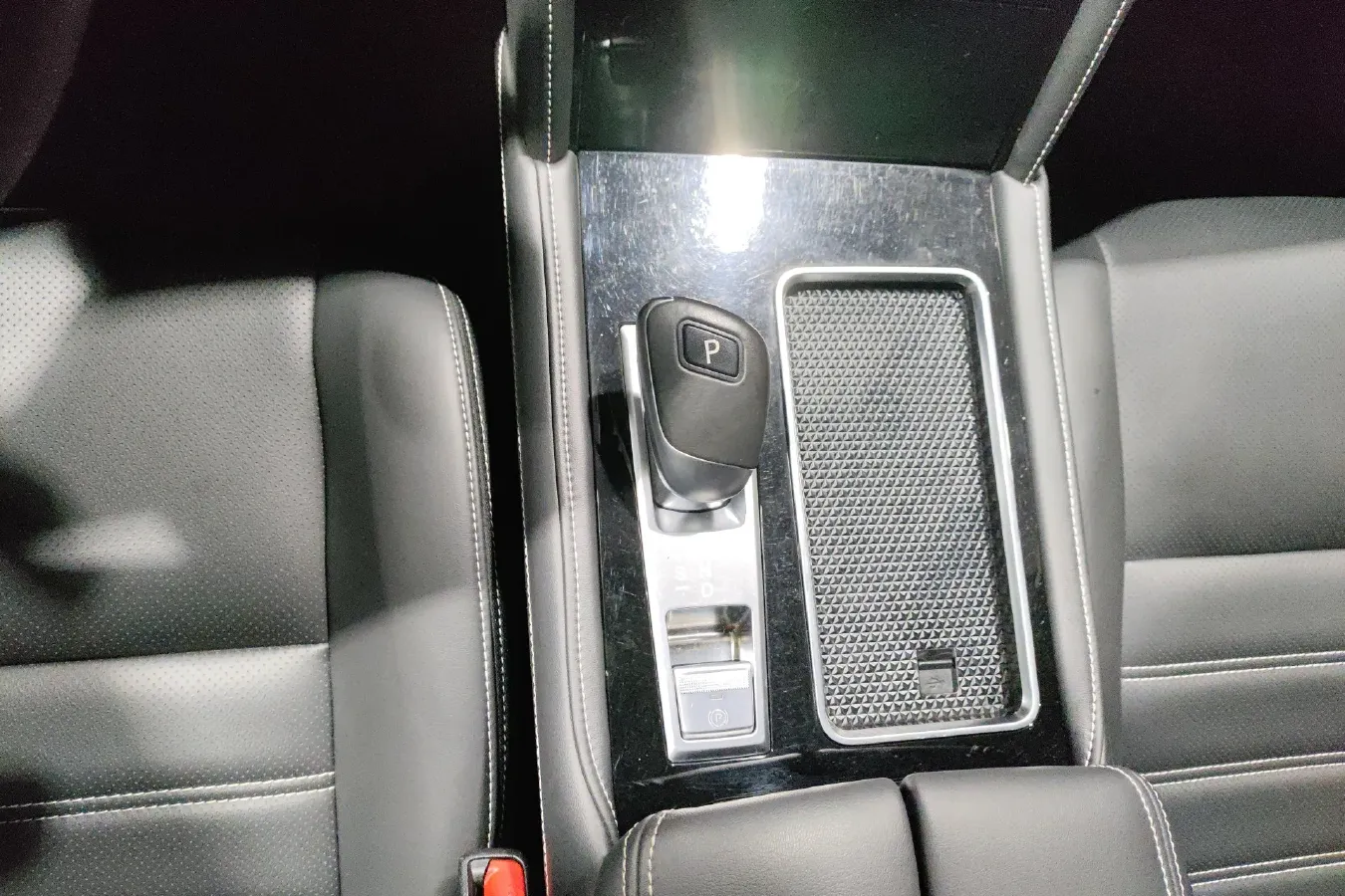 2020 Venucia Star 1.5T 190HP L4 7DCT,autocango,china used car exporter,china ev exporter,chinese used car exporter,chinese used ev exporter