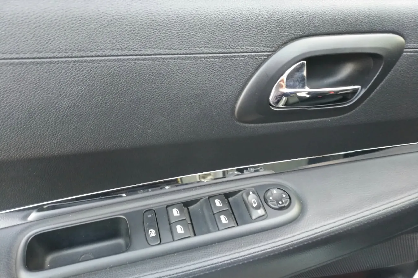 2015 Peugeot 3008 2.0L 147HP L4 6AT,autocango,china used car exporter,china ev exporter,chinese used car exporter,chinese used ev exporter