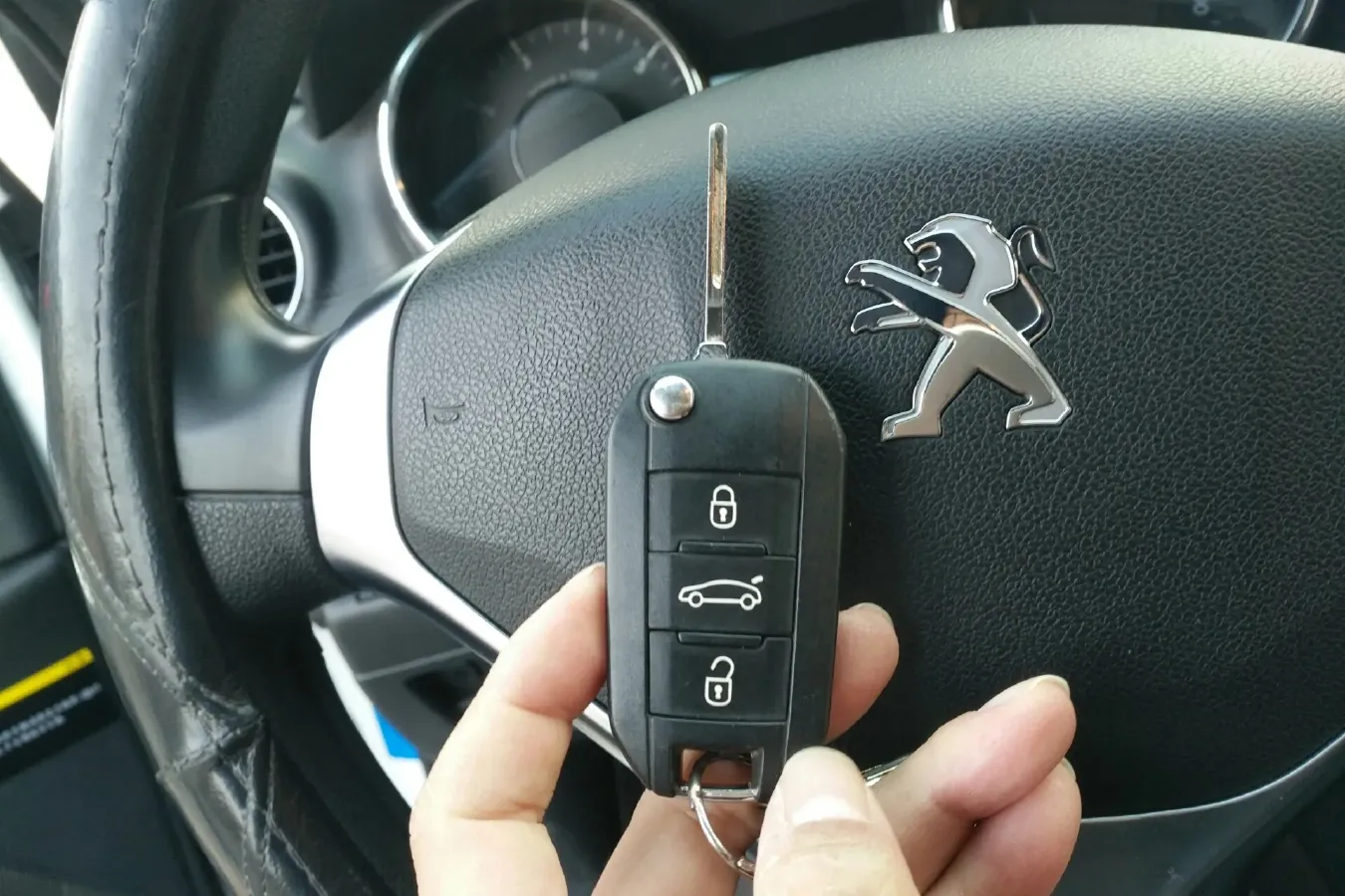 2015 Peugeot 3008 2.0L 147HP L4 6AT,autocango,china used car exporter,china ev exporter,chinese used car exporter,chinese used ev exporter