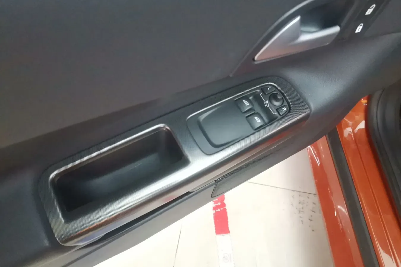 2011 Volvo C30 2.0L 145HP L4 6DCT,autocango,china used car exporter,china ev exporter,chinese used car exporter,chinese used ev exporter