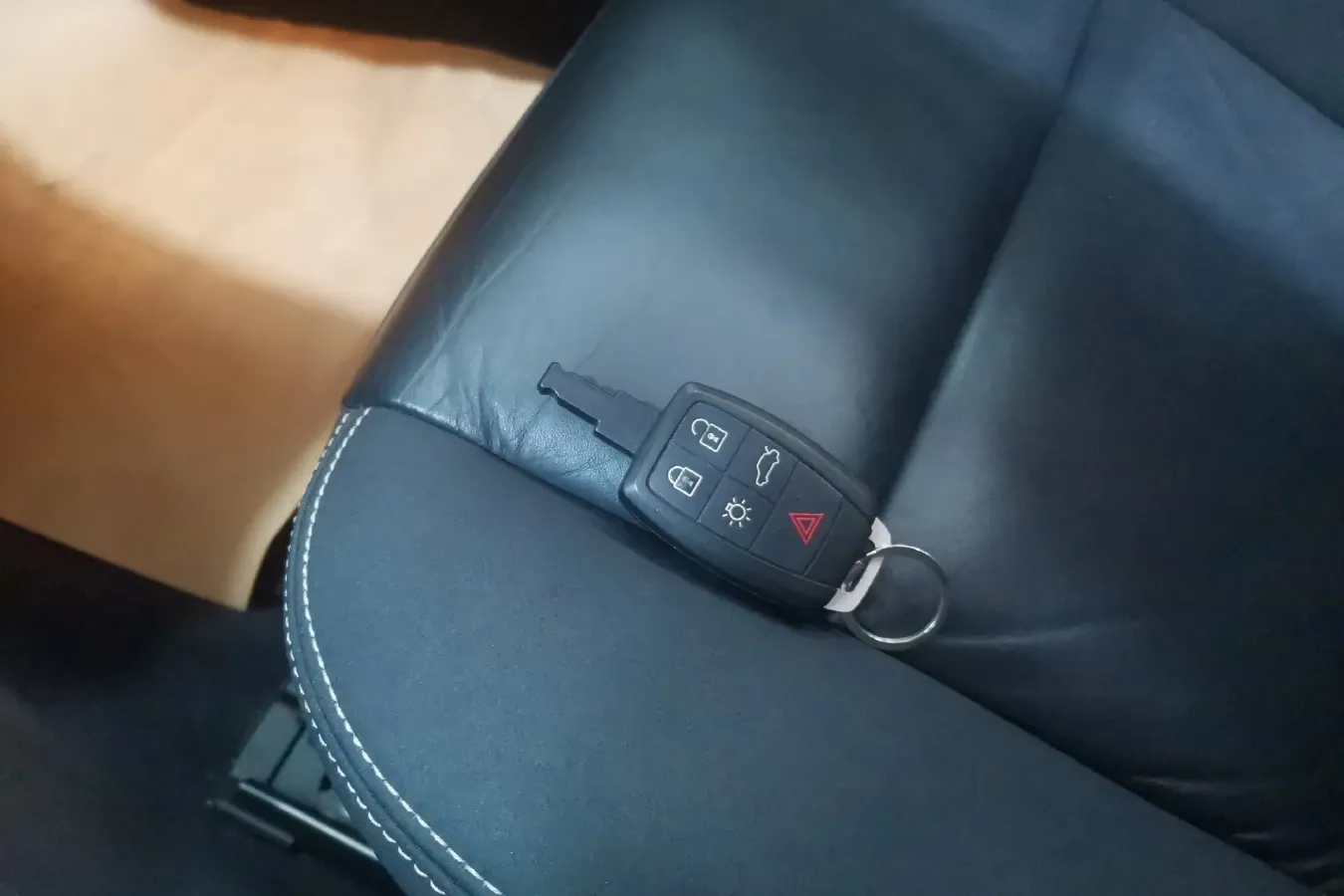 2011 Volvo C30 2.0L 145HP L4 6DCT,autocango,china used car exporter,china ev exporter,chinese used car exporter,chinese used ev exporter