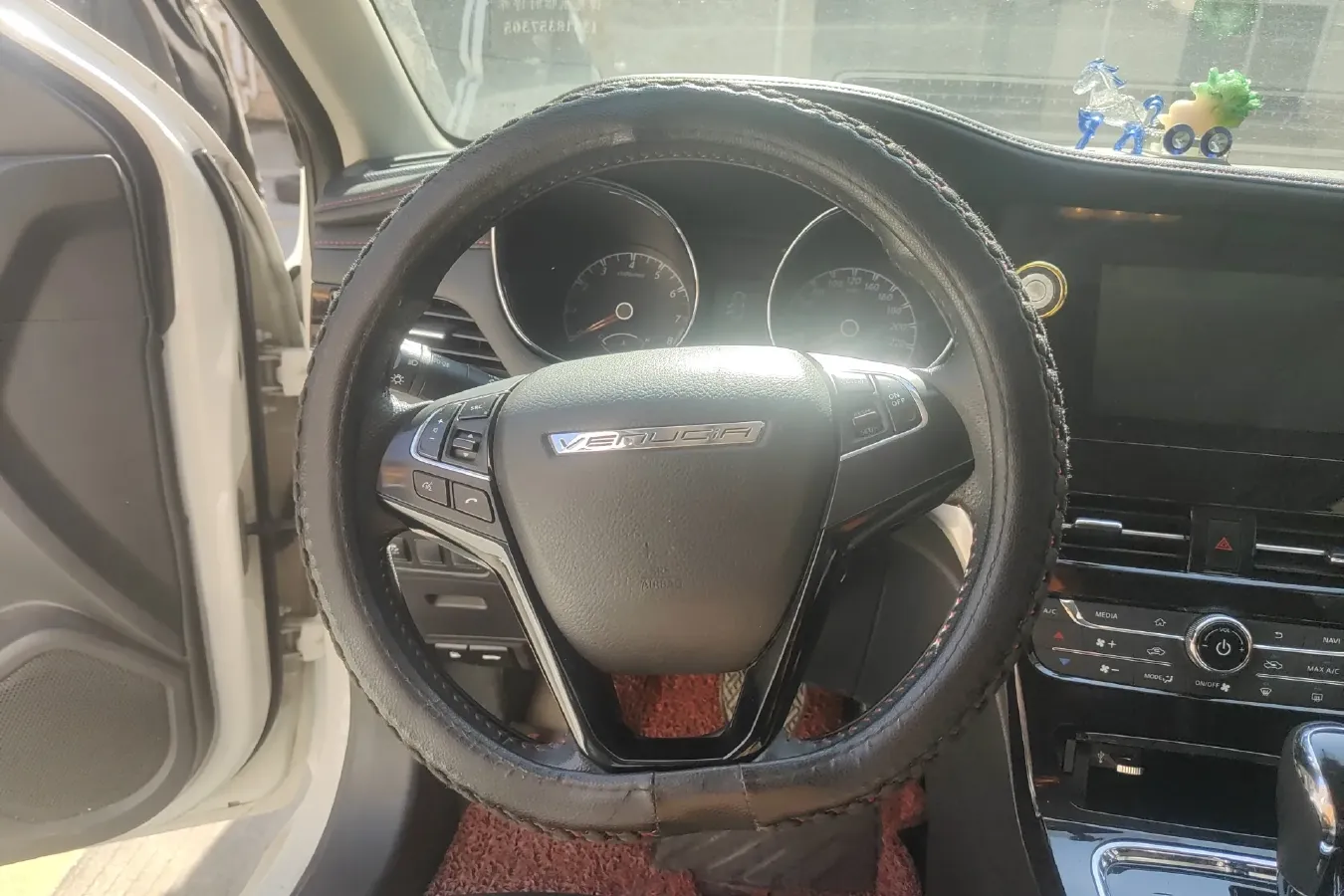 2018 Venucia T70 2.0L 144HP L4 CVT,autocango,china used car exporter,china ev exporter,chinese used car exporter,chinese used ev exporter