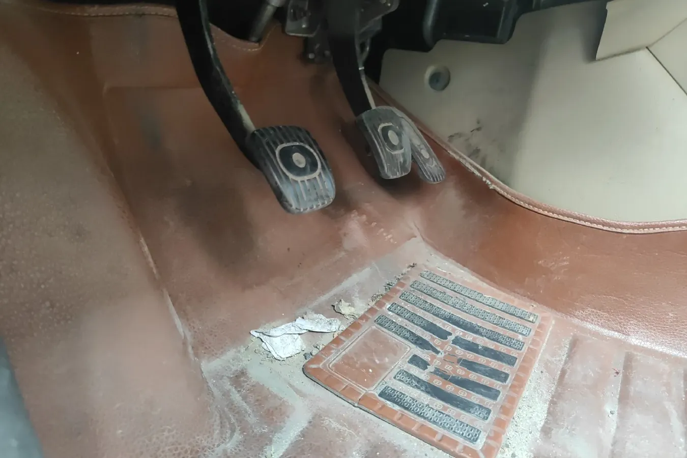 2013 Venucia R50 1.6L 117HP L4 5MT,autocango,china used car exporter,china ev exporter,chinese used car exporter,chinese used ev exporter