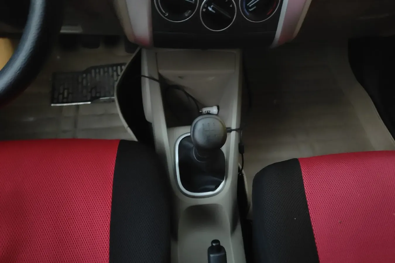 2013 Venucia R50 1.6L 117HP L4 5MT,autocango,china used car exporter,china ev exporter,chinese used car exporter,chinese used ev exporter