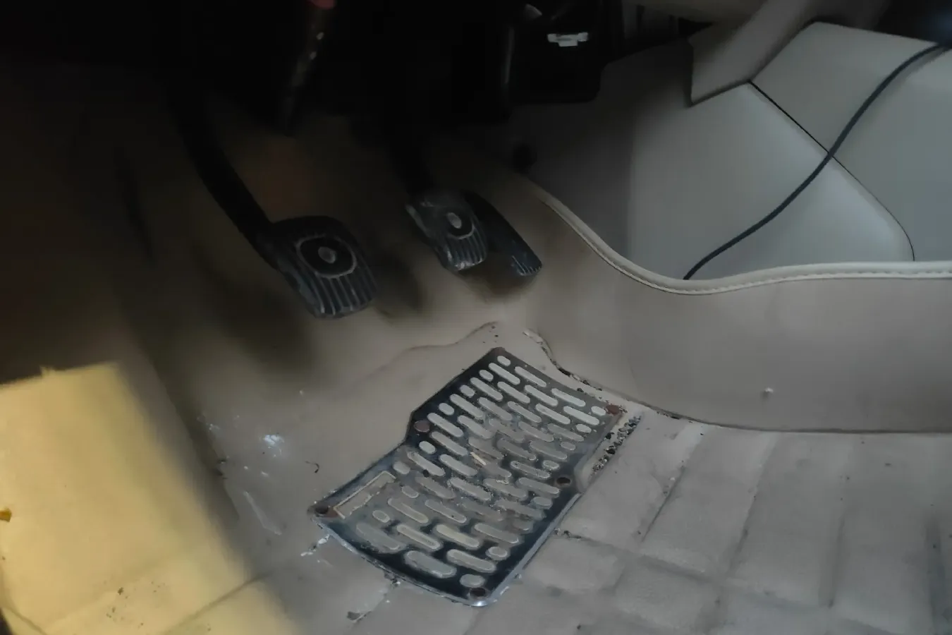 2013 Venucia R50 1.6L 117HP L4 5MT,autocango,china used car exporter,china ev exporter,chinese used car exporter,chinese used ev exporter