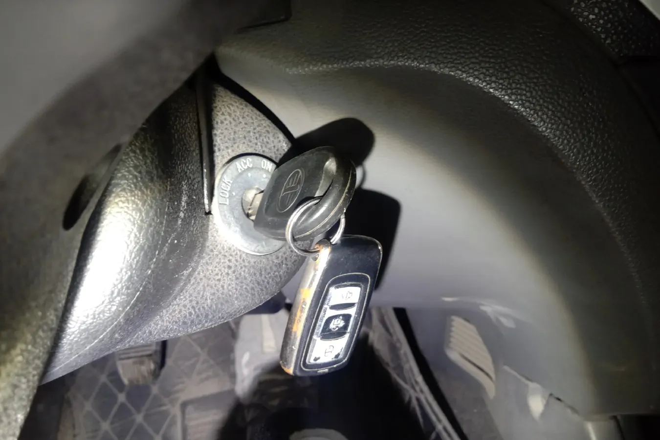 2013 FAW Senia S80 1.5L 109HP L4 5MT,autocango,china used car exporter,china ev exporter,chinese used car exporter,chinese used ev exporter