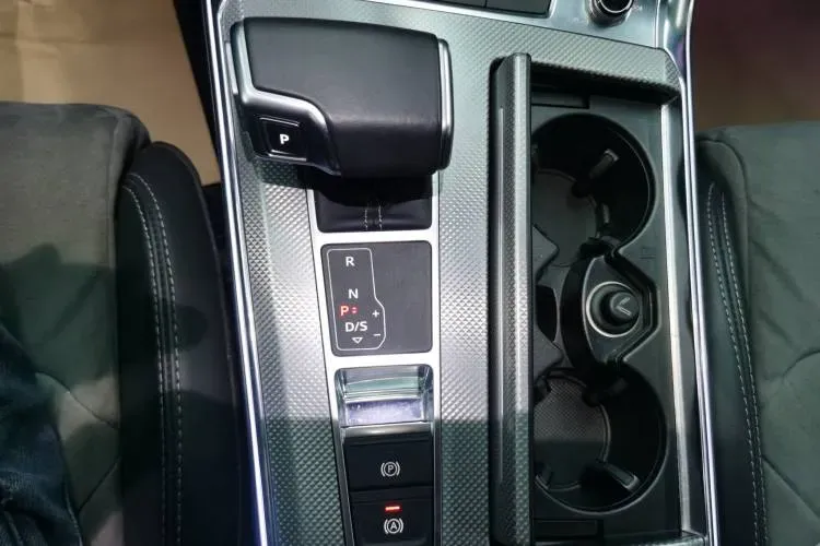 2021 Audi A6L 2.0T 190HP L4 7DCT,autocango,china used car exporter,china ev exporter,chinese used car exporter,chinese used ev exporter