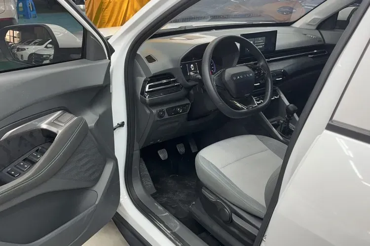 2020 BaoJun RS-3 1.5L 99HP L4 6MT,autocango,china used car exporter,china ev exporter,chinese used car exporter,chinese used ev exporter